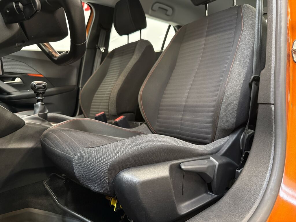 Peugeot 2008 2021 Oranssi