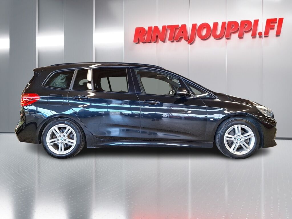 BMW 218 2021 Musta