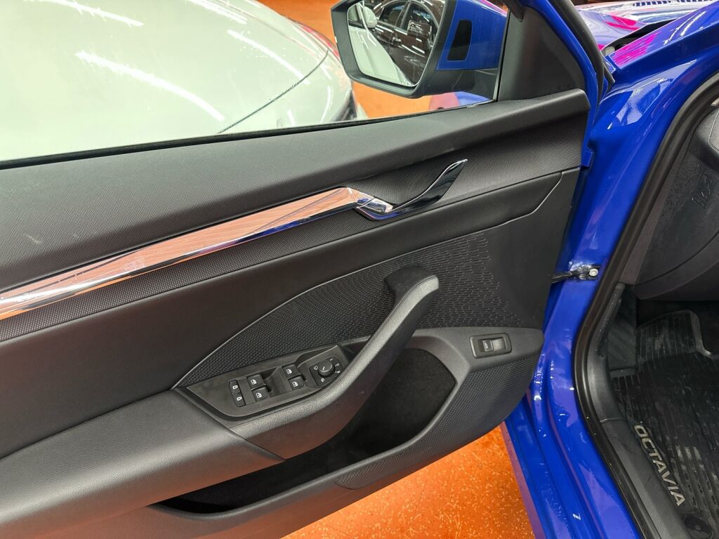 Skoda Octavia 2021 Sininen