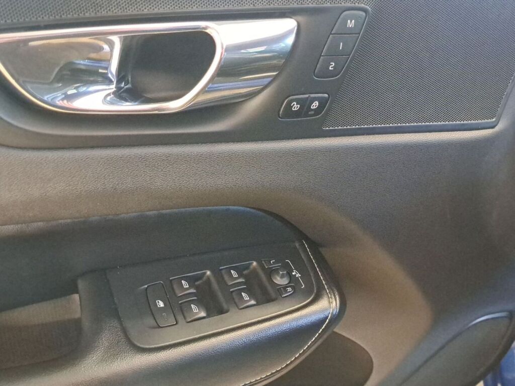 Volvo XC60 2018 Sininen