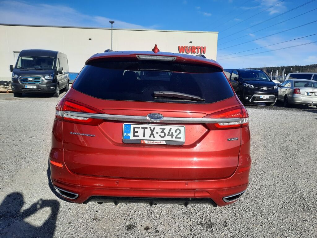 Ford Mondeo 2022 Punainen