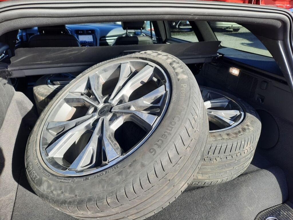 Ford Mondeo 2022 Punainen