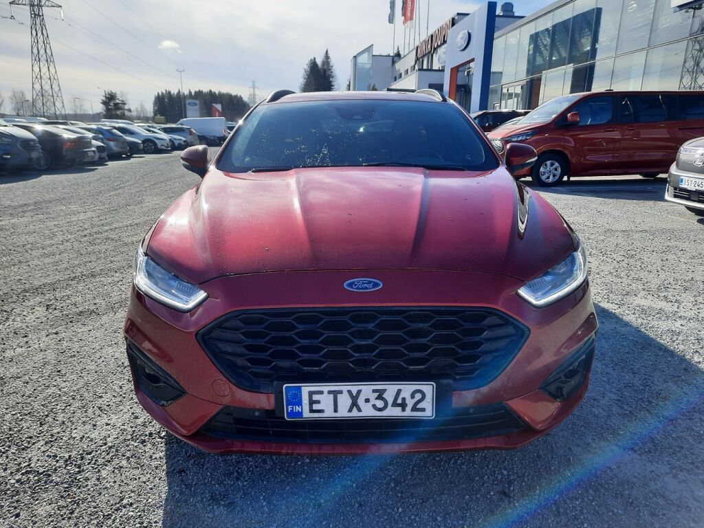 Ford Mondeo 2022 Punainen