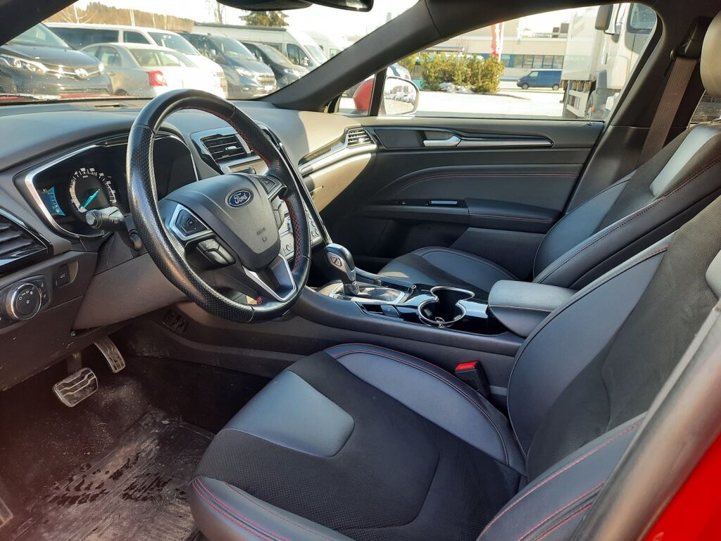 Ford Mondeo 2022 Punainen