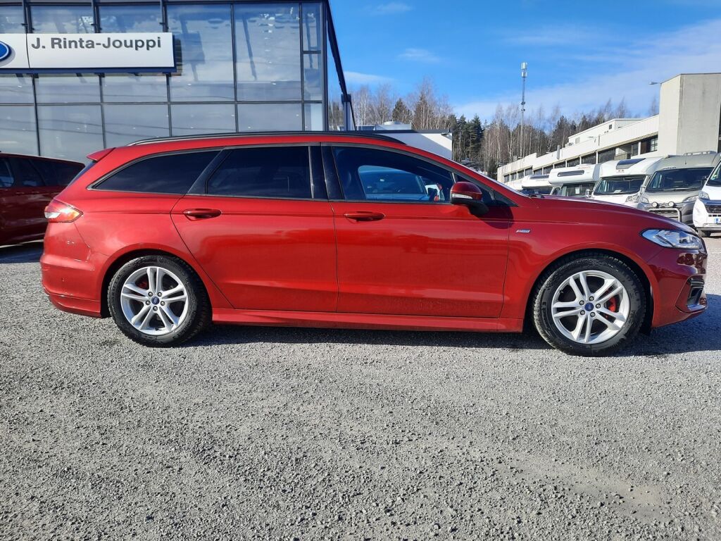 Ford Mondeo 2022 Punainen