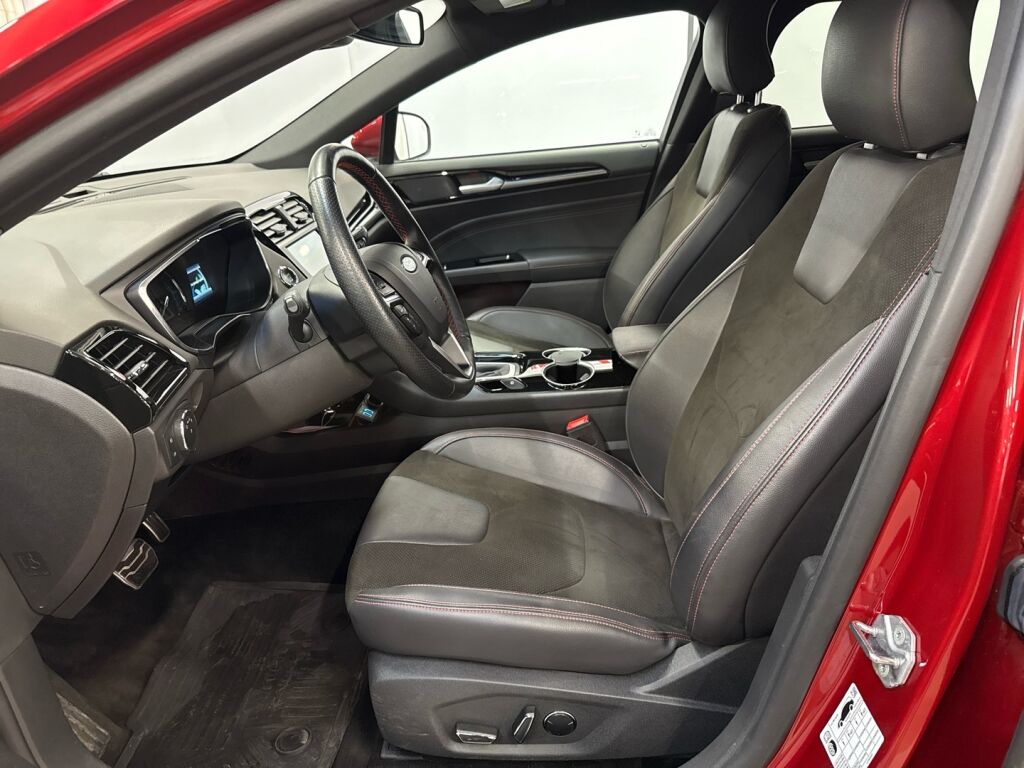 Ford Mondeo 2022 Punainen