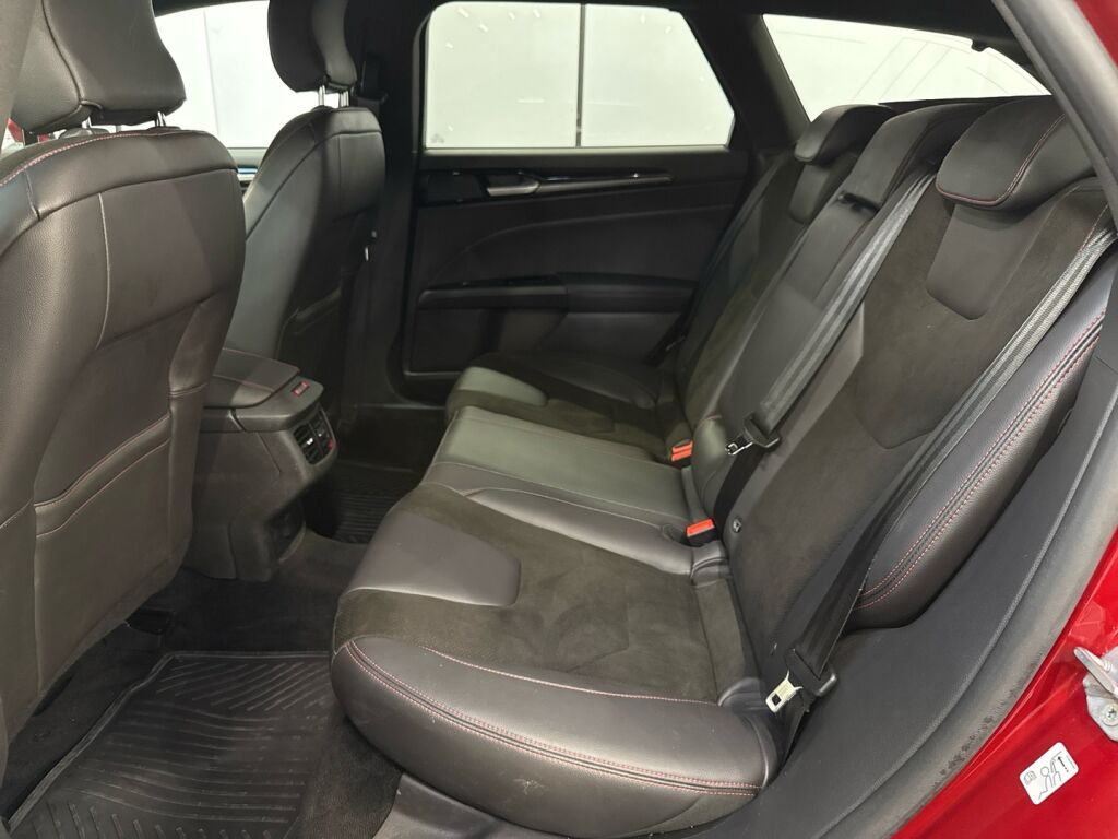 Ford Mondeo 2022 Punainen