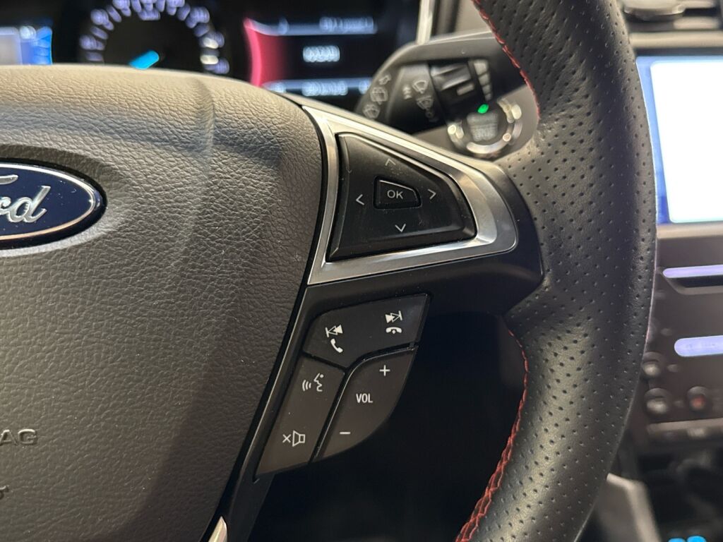 Ford Mondeo 2022 Punainen