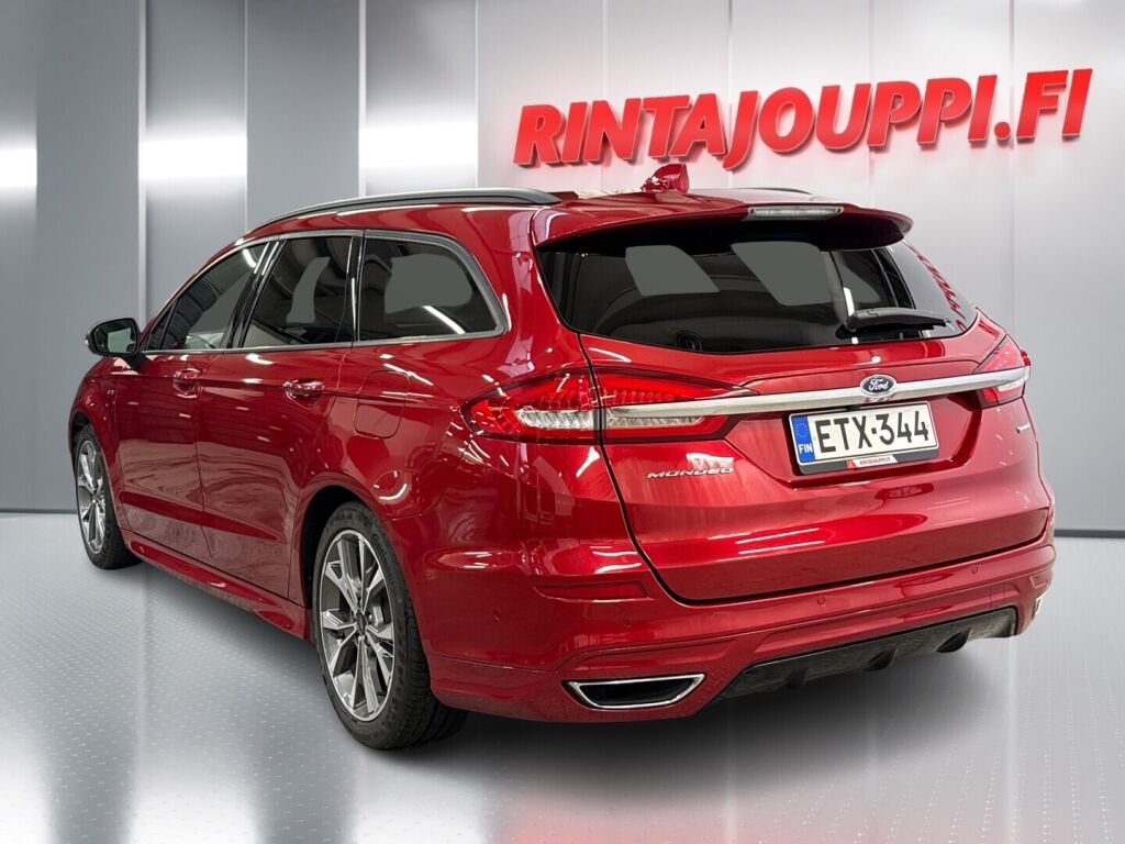 Ford Mondeo 2022 Punainen