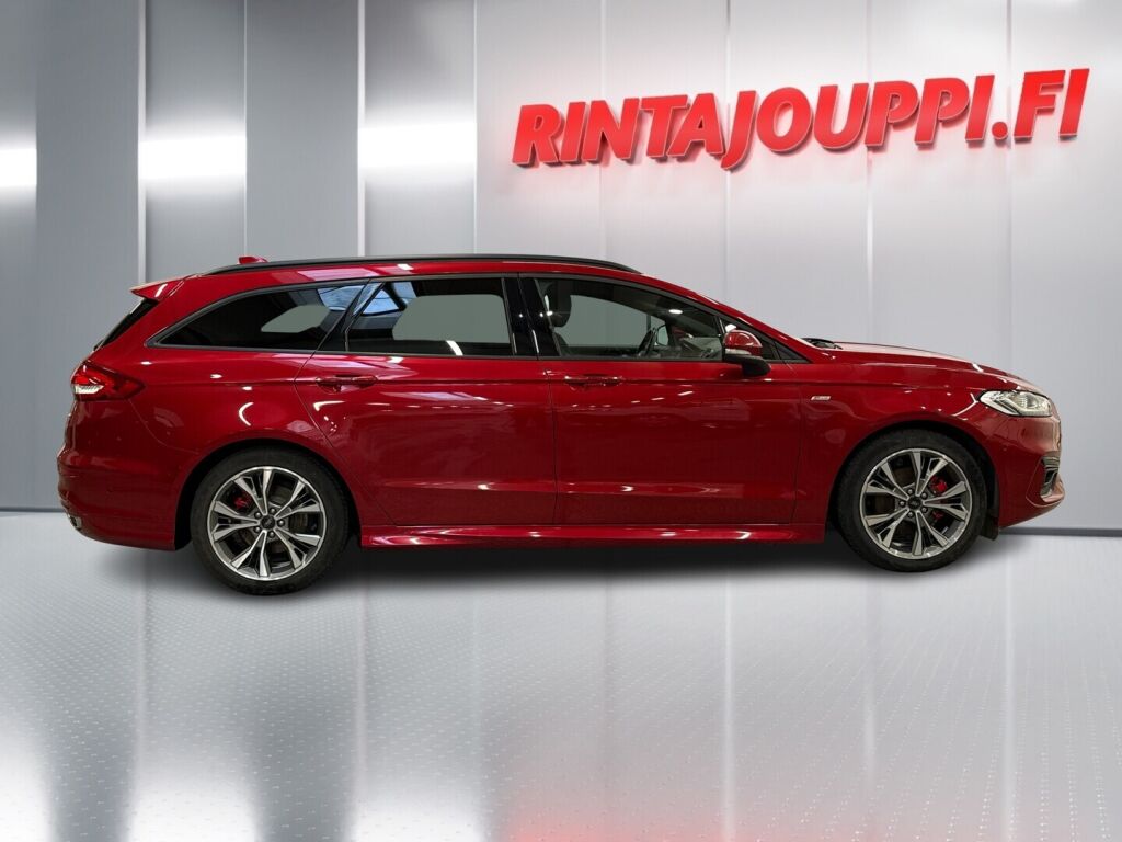 Ford Mondeo 2022 Punainen