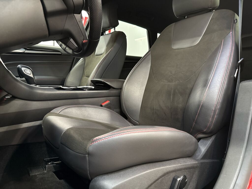 Ford Mondeo 2022 Punainen