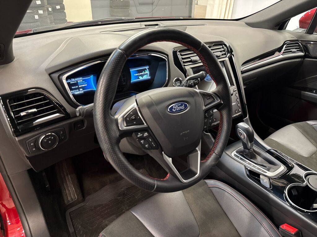 Ford Mondeo 2022 Punainen