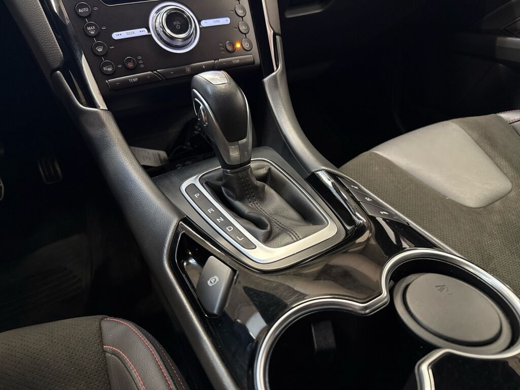 Ford Mondeo 2022 Punainen