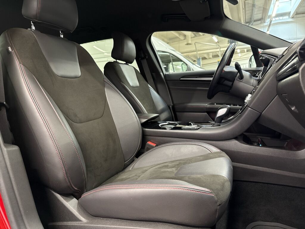 Ford Mondeo 2022 Punainen