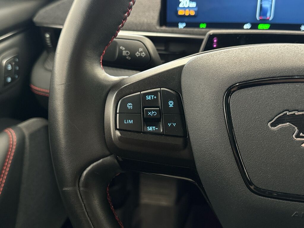 Ford Mustang Mach-E 2022 Punainen