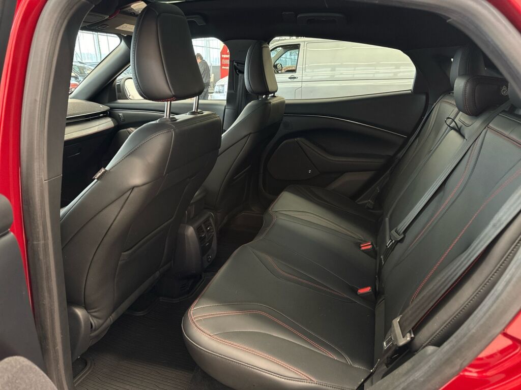 Ford Mustang Mach-E 2022 Punainen