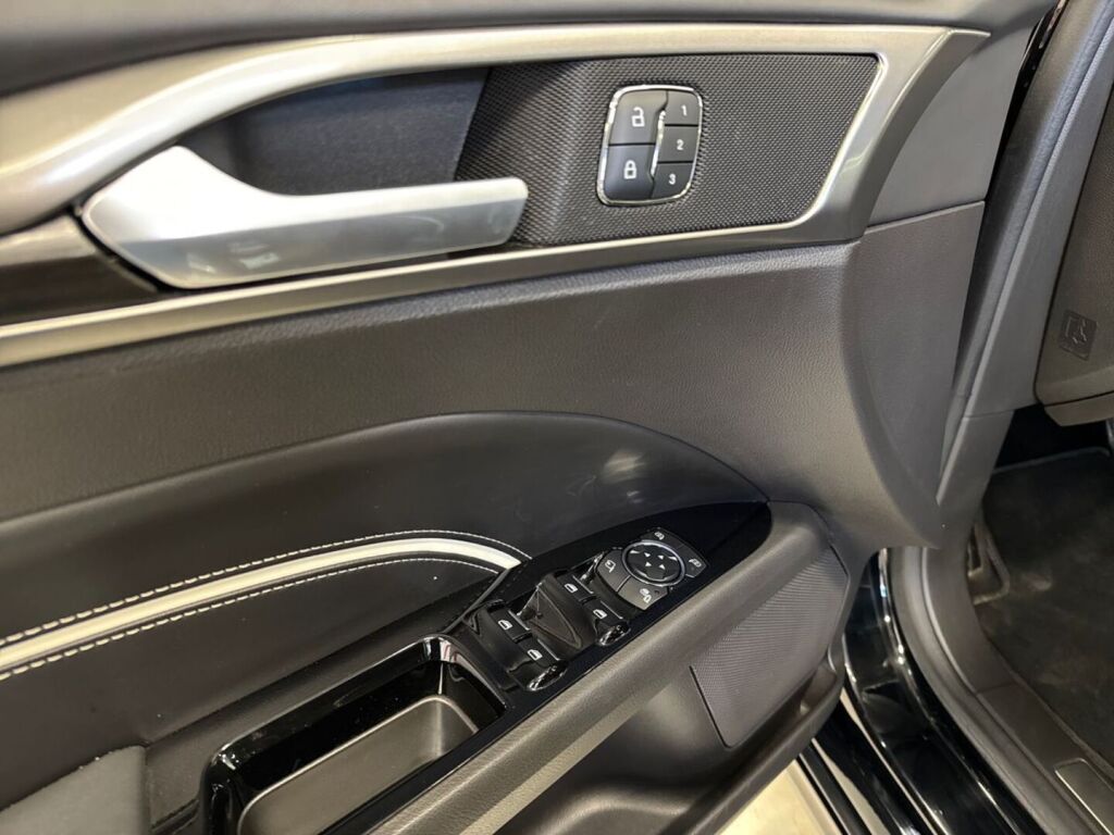 Ford Mondeo 2019 Musta