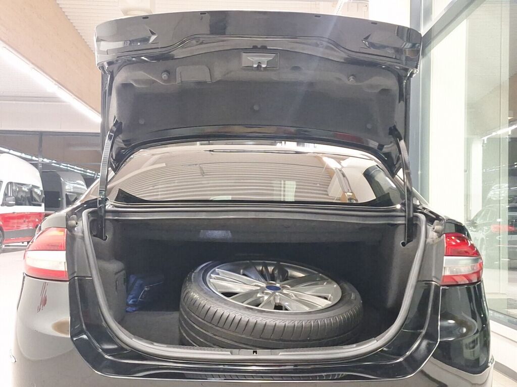 Ford Mondeo 2019 Musta