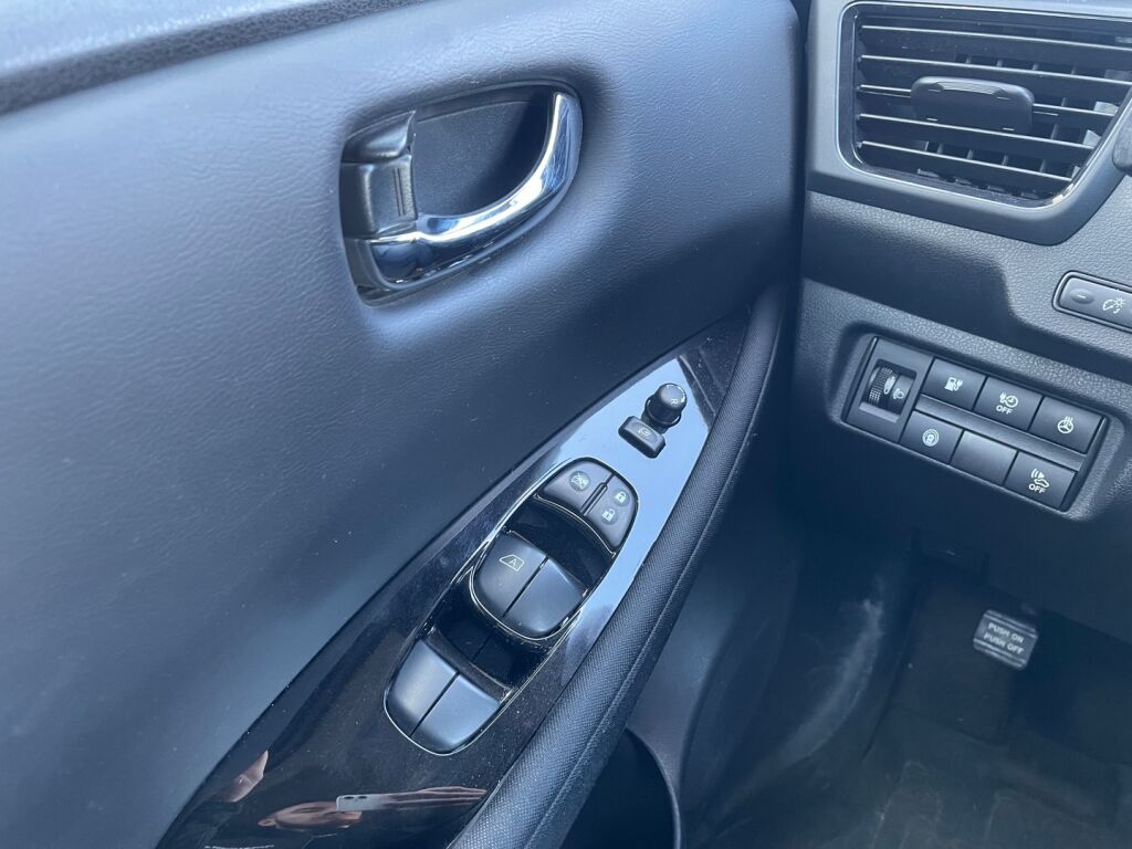 Nissan Leaf 2022 Musta