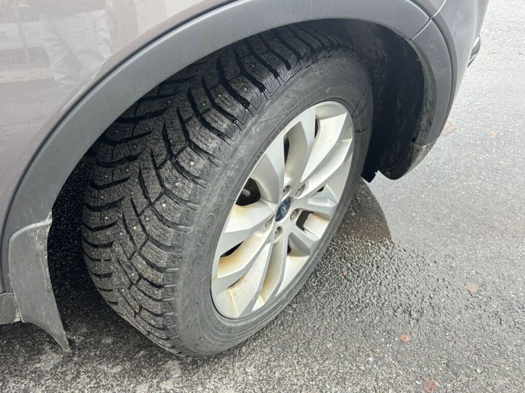 Ford Kuga 2012 Ruskea (beige)