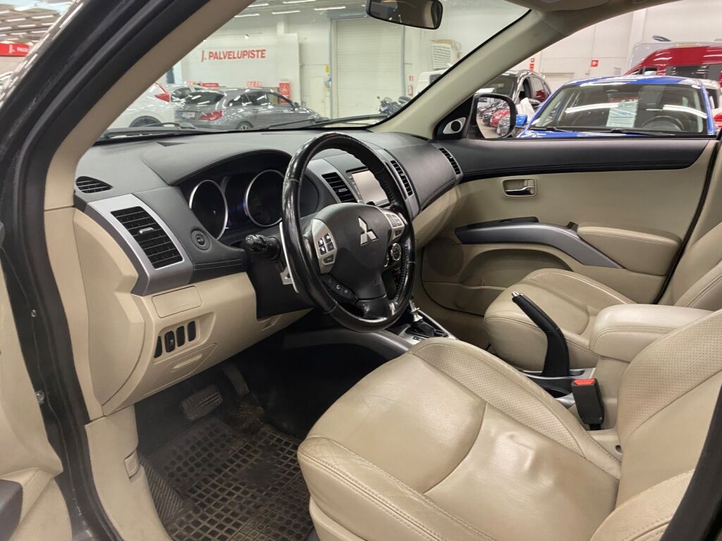 Mitsubishi Outlander 2012 Musta