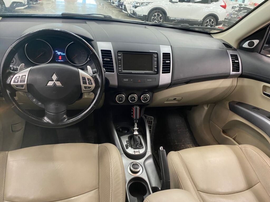 Mitsubishi Outlander 2012 Musta