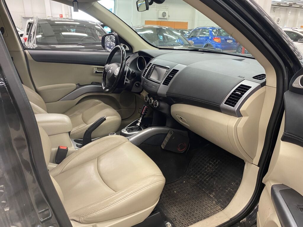 Mitsubishi Outlander 2012 Musta