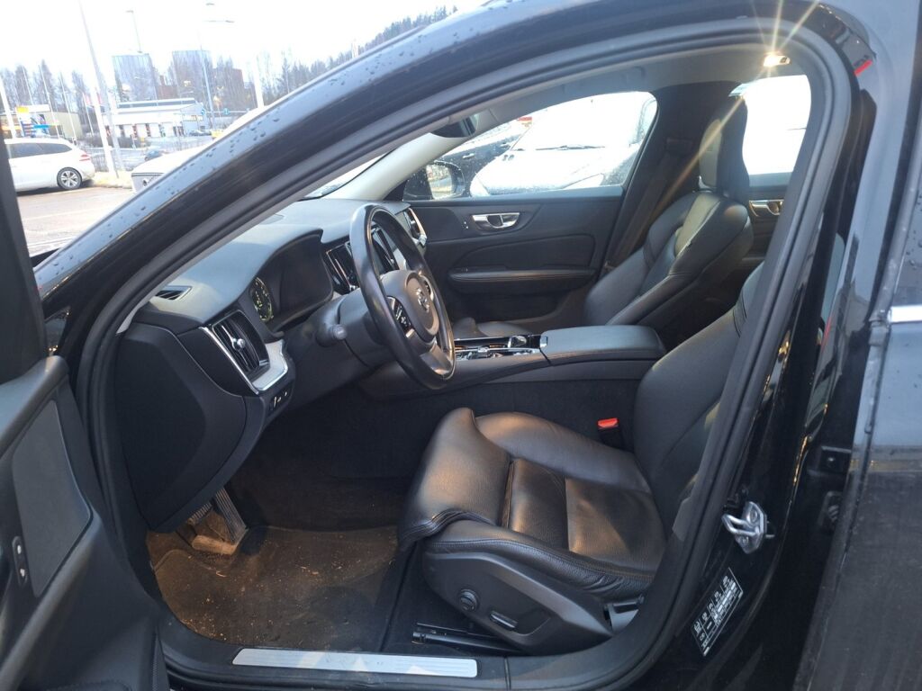 Volvo V60 2019 Musta
