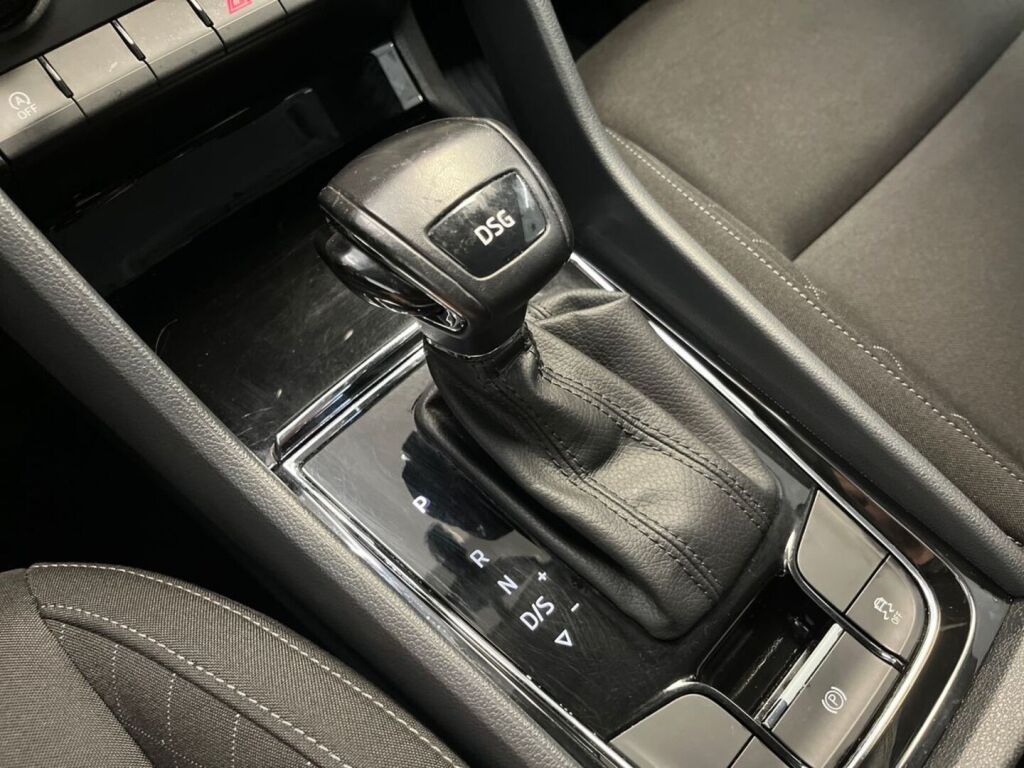 Skoda Karoq 2018 Valkoinen
