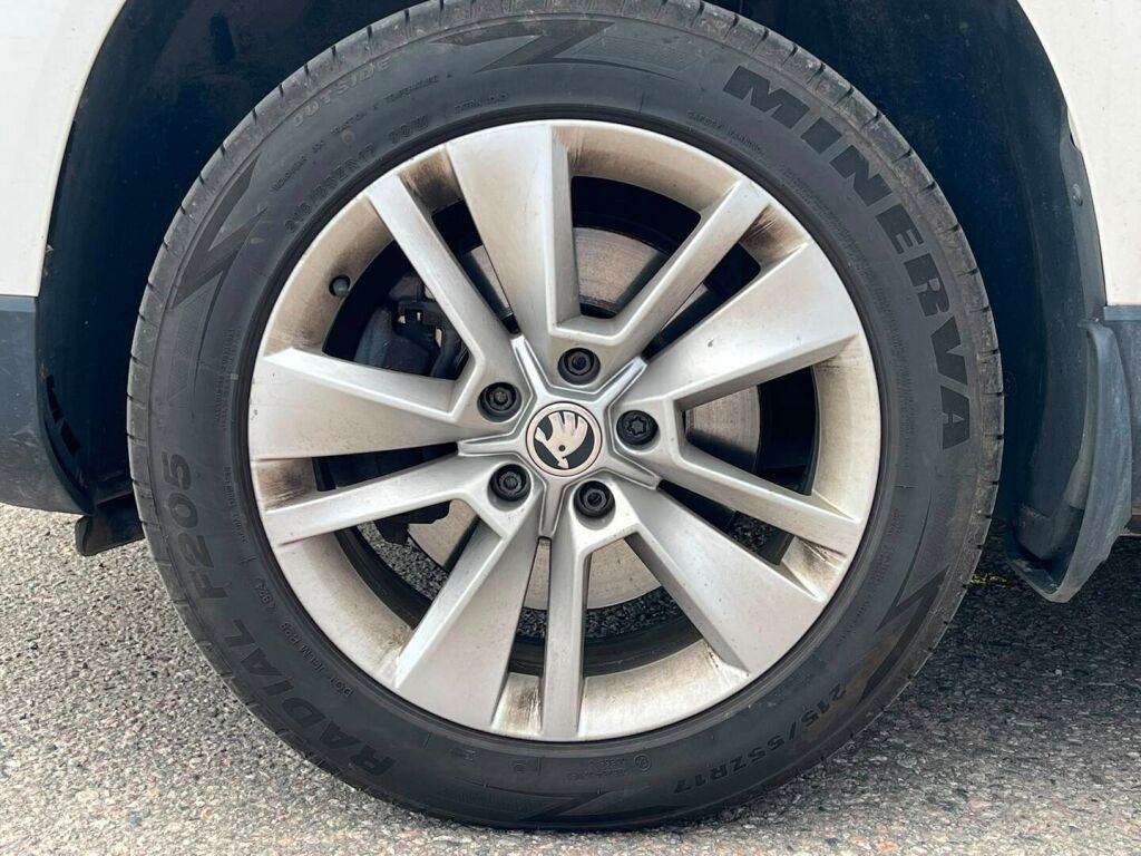 Skoda Karoq 2018 Valkoinen