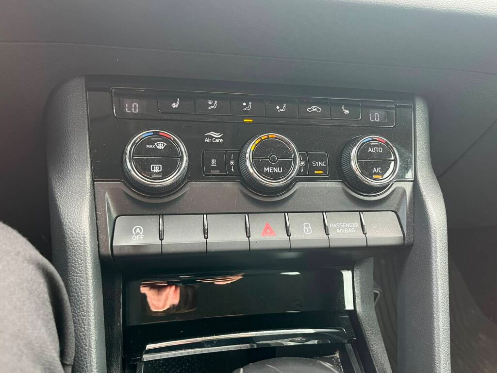 Skoda Karoq 2018 Valkoinen