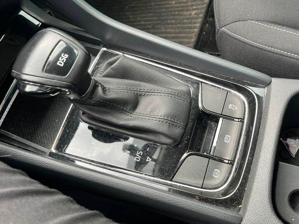 Skoda Karoq 2018 Valkoinen
