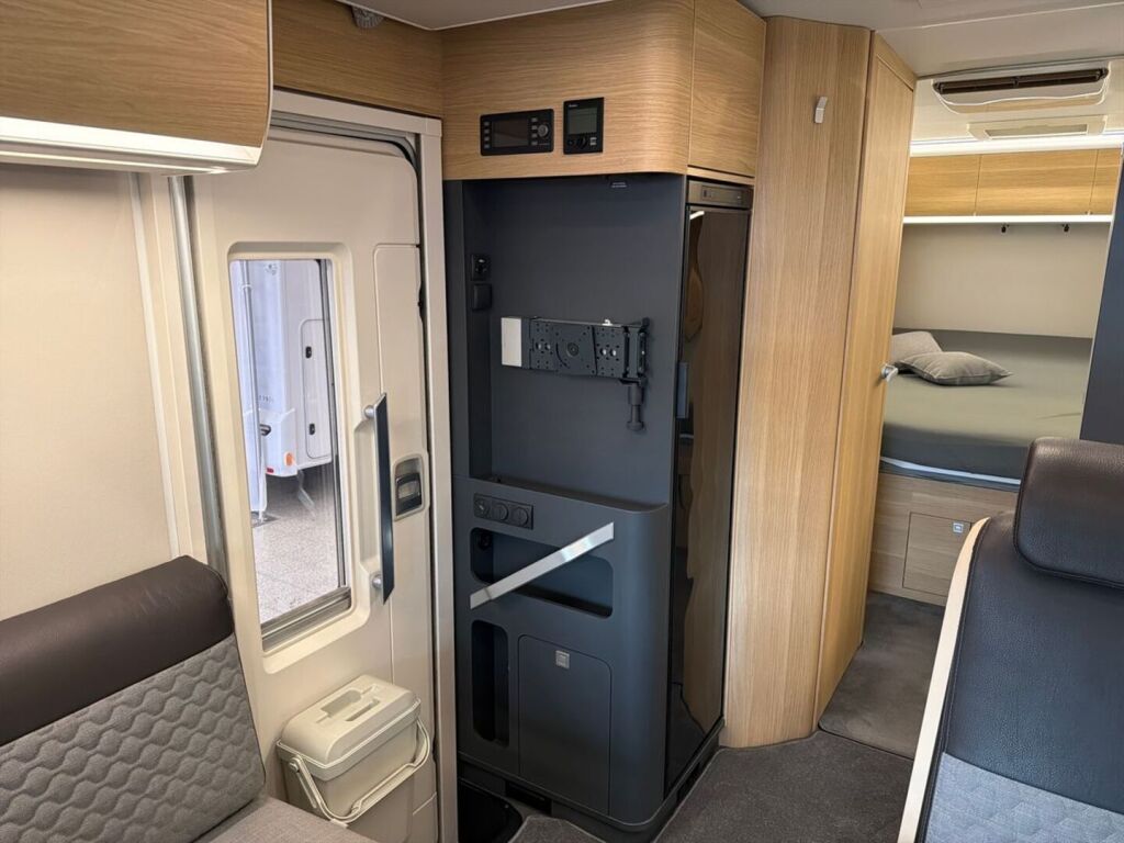 Adria MATRIX AXESS 670 SC 2022 Valkoinen