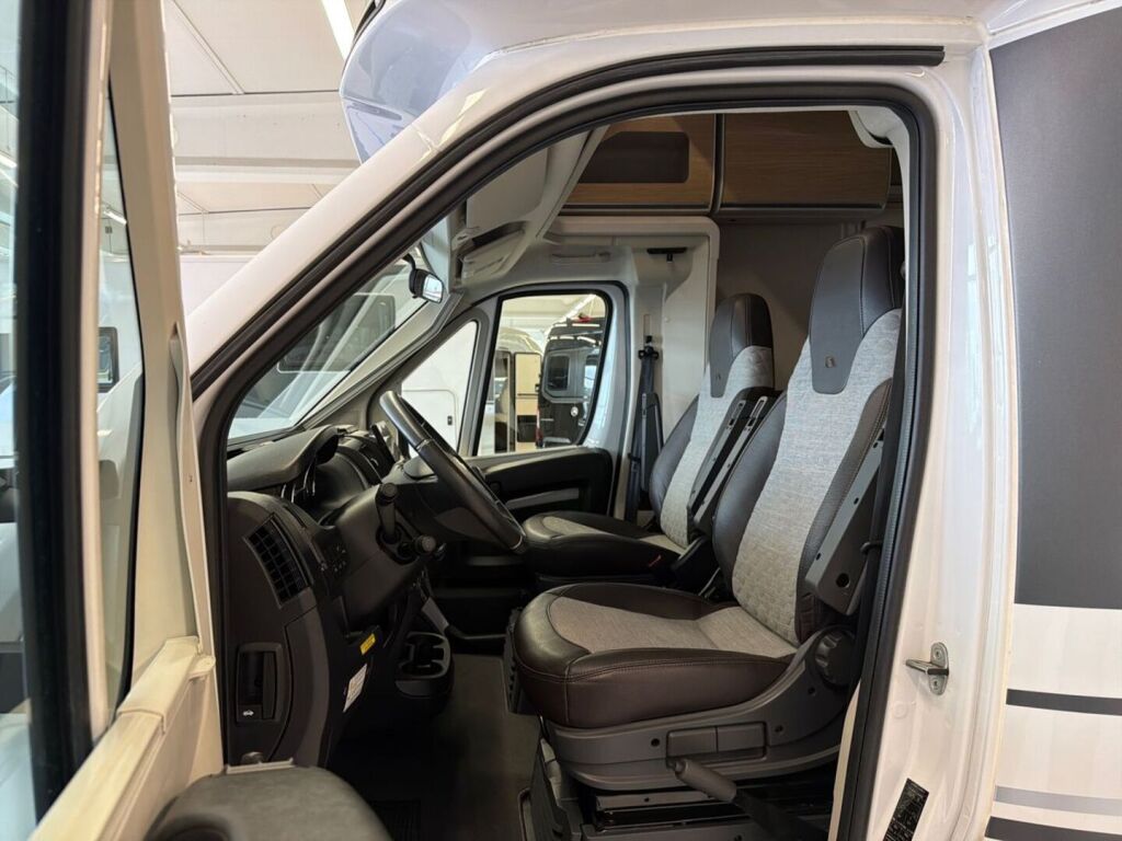 Adria MATRIX AXESS 670 SC 2022 Valkoinen