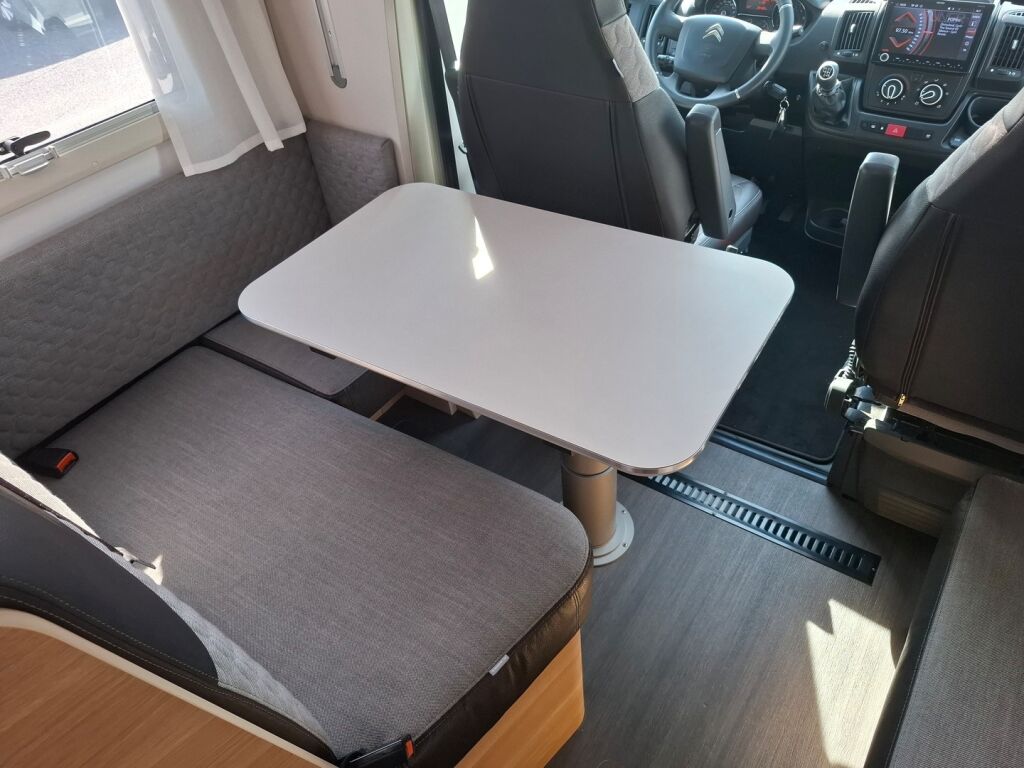 Adria MATRIX AXESS 670 SC 2022 Valkoinen