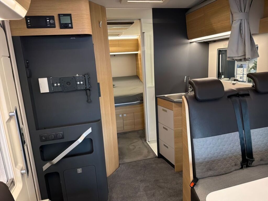 Adria MATRIX AXESS 670 SC 2022 Valkoinen