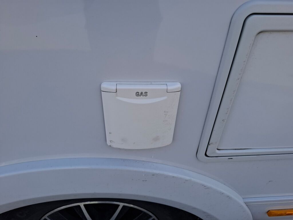 Adria MATRIX AXESS 670 SC 2022 Valkoinen