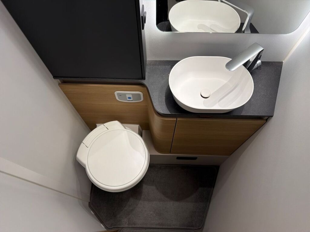 Adria MATRIX AXESS 670 SC 2022 Valkoinen