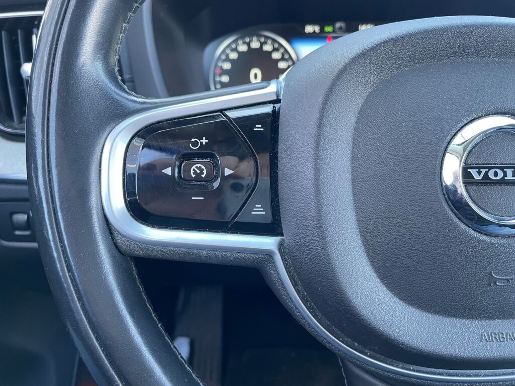 Volvo XC60 2018 Musta