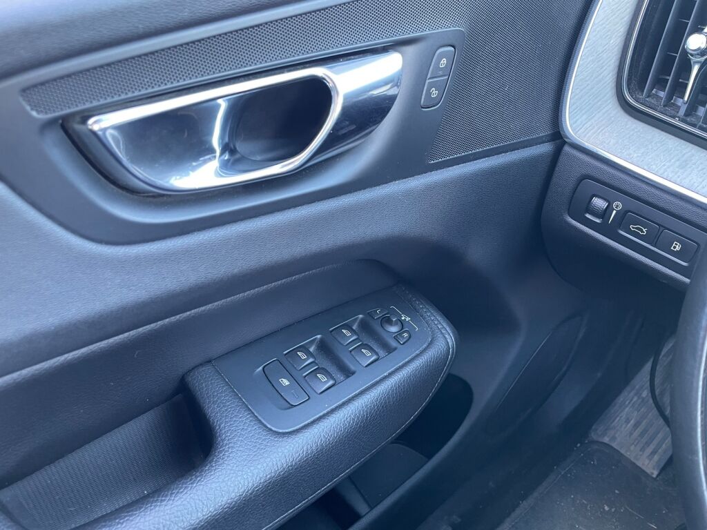 Volvo XC60 2018 Musta