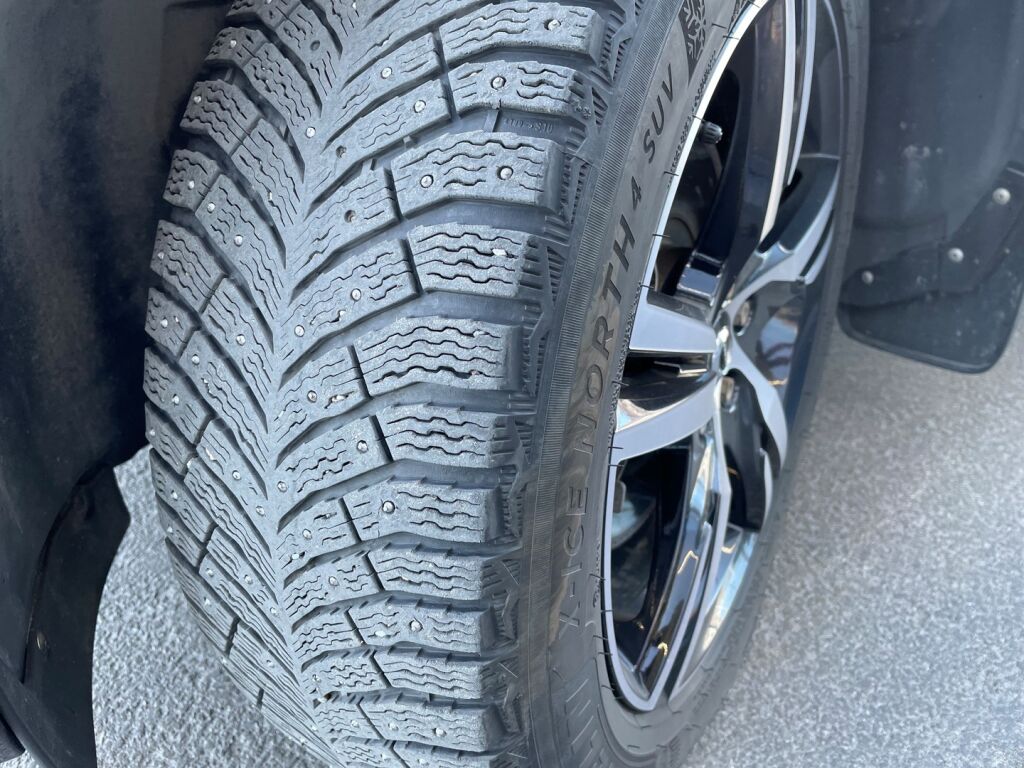 Volvo XC60 2018 Musta