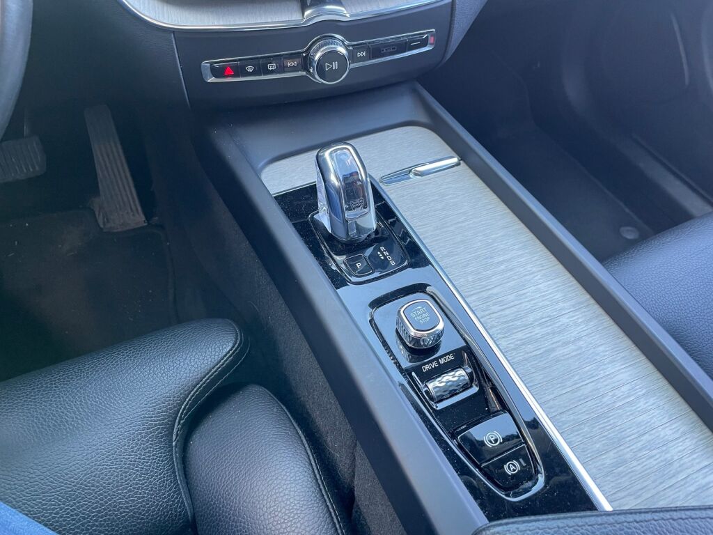 Volvo XC60 2018 Musta