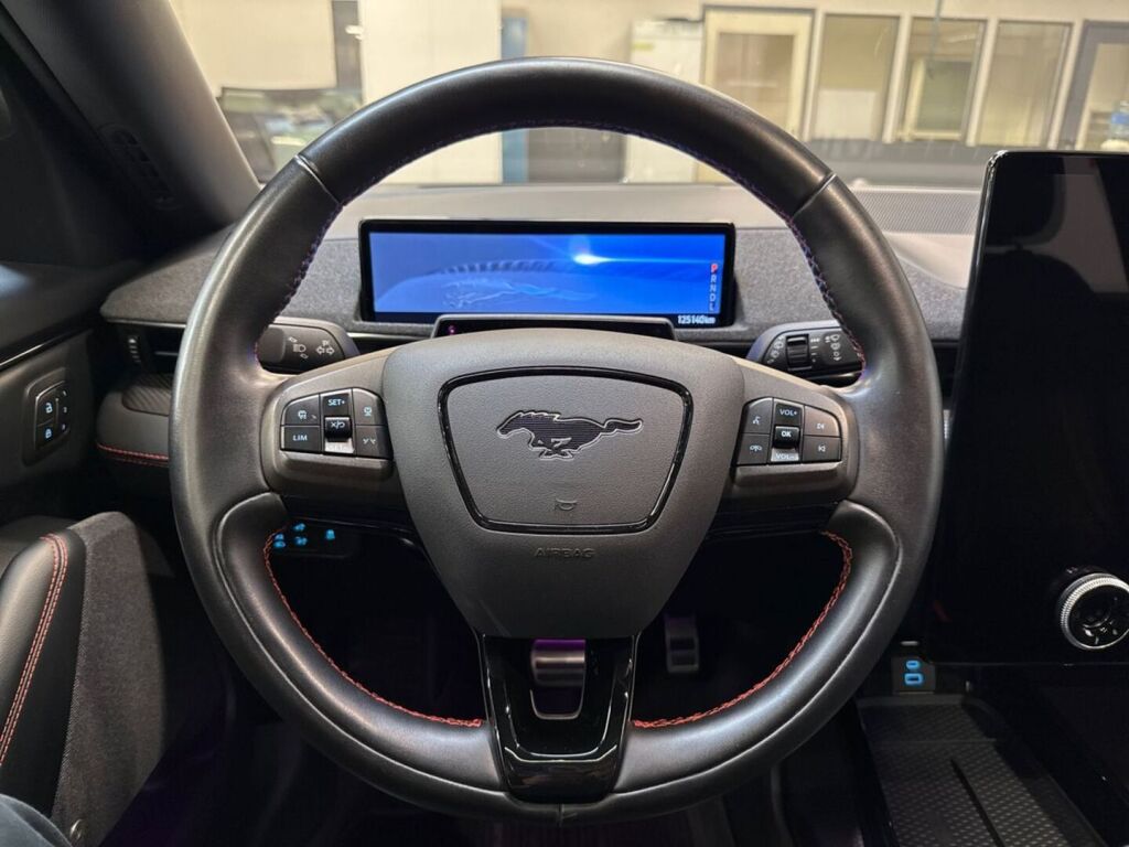 Ford Mustang Mach-E 2022 Punainen