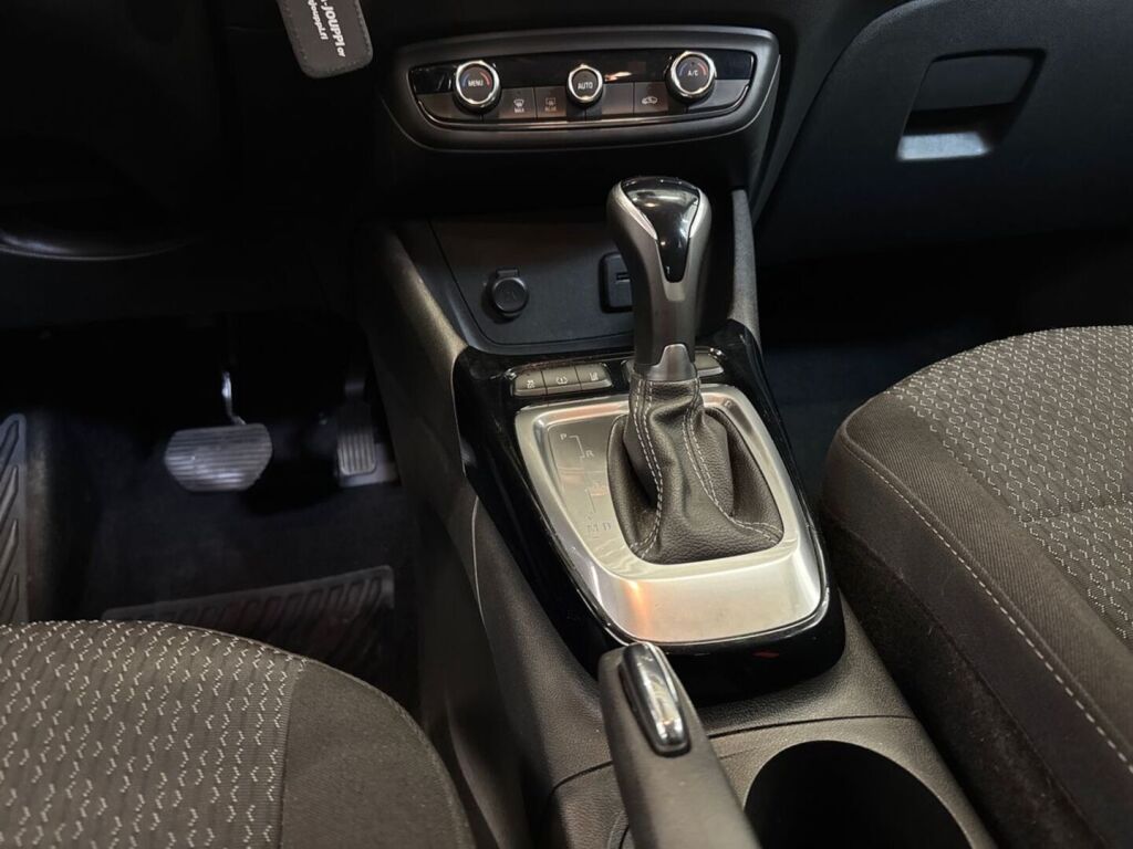 Opel Crossland 2022 Punainen