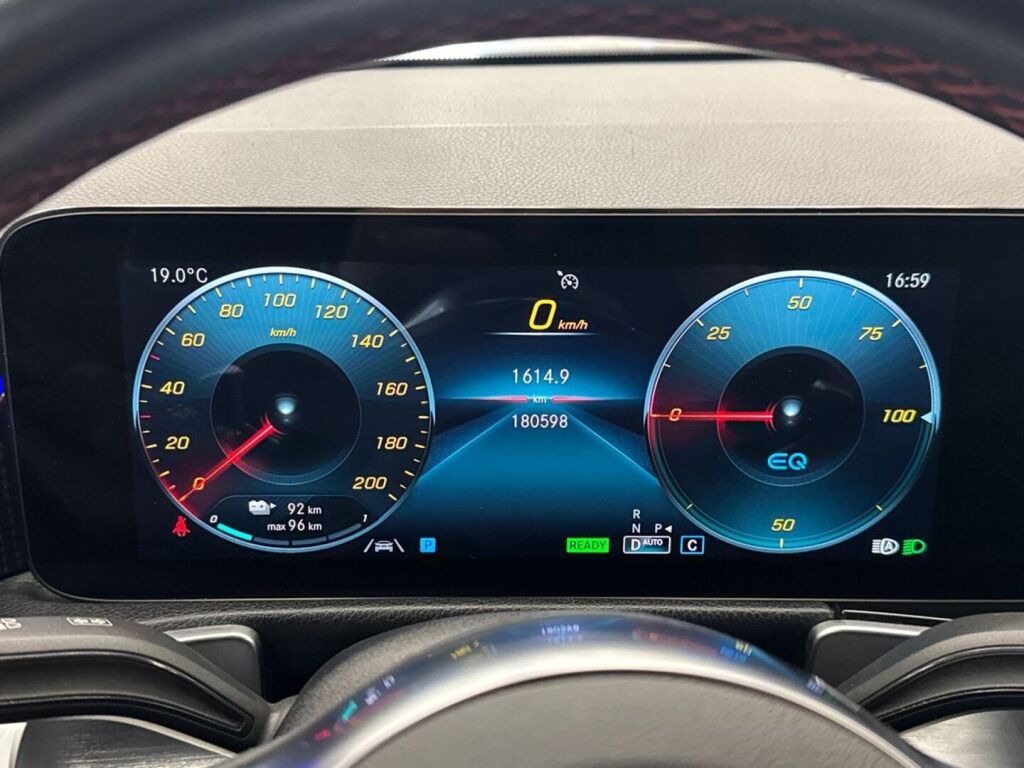 Mercedes-Benz EQB 2022 Musta