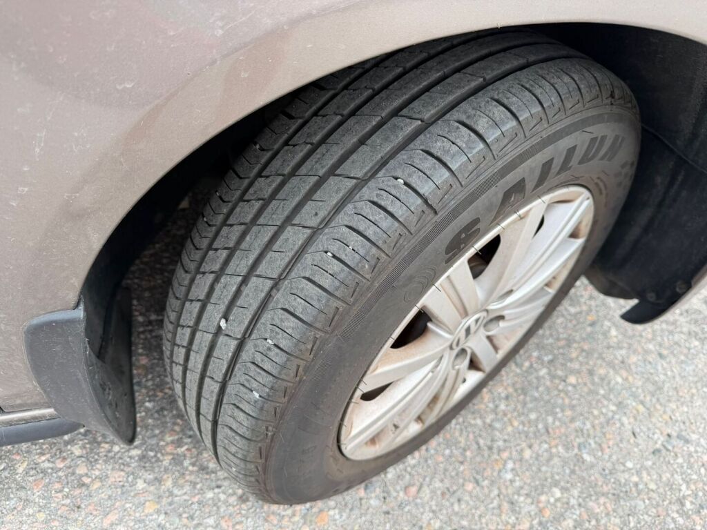 Volkswagen Golf Plus 2011 Ruskea (beige)