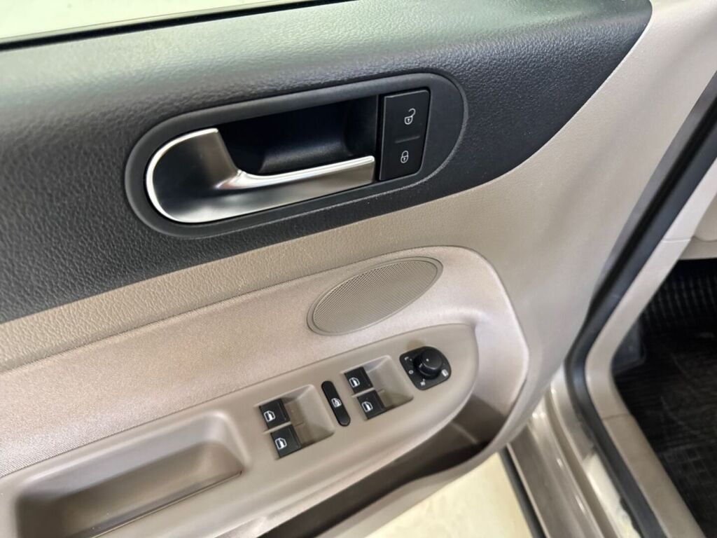Volkswagen Golf Plus 2011 Ruskea (beige)