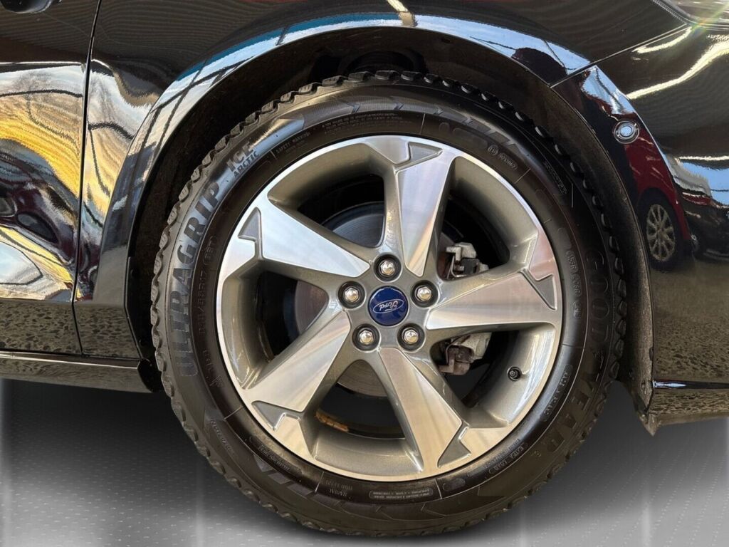 Ford Focus 2022 Metallinhohto Musta (Agate Black Metallic)