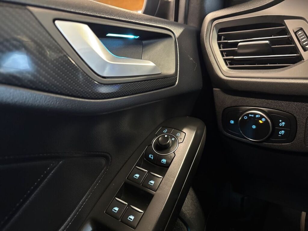 Ford Focus 2022 Metallinhohto Musta (Agate Black Metallic)