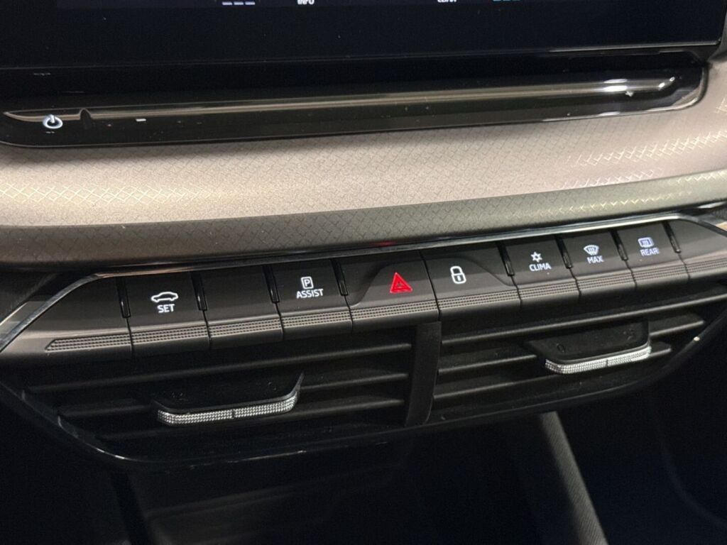 Skoda Octavia 2023 Musta